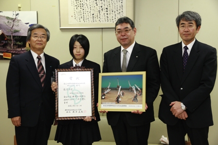 大東高鹿踊部の伊東部長(左から２番目)、菊池浩校長（右から２番目）、門脇忍同部顧問（右）が最優秀賞受賞と全国大会出場を報告しました