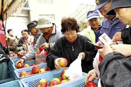 3.　地元産の新鮮な農産物が並びました