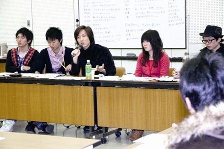 詩人の御徒町凧さん（左から3人目）を迎え歌詞を選定