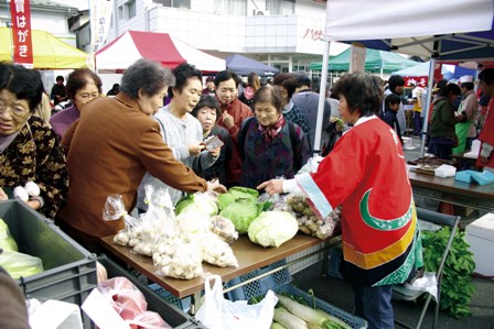 農産物の直売コーナーで買い物をする来場者