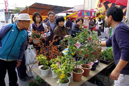  目当ての品を求める人たちでにぎわった互市