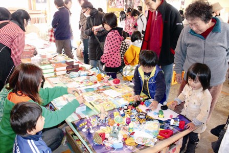 たくさん並んだ商品を前にじっくり品定め