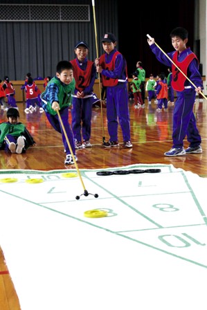 シャフルボードを楽しむ少年団員ら