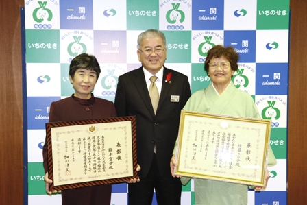 鈴木富子さん（左）、佐藤きり子さん（右）
