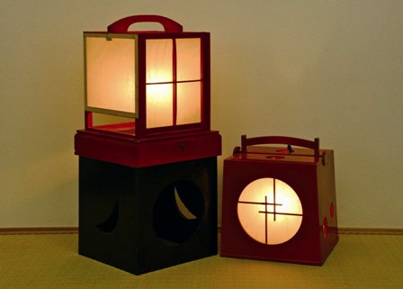 風情に満ちた有明行灯。左は台箱の上に載せられた姿、右は台箱に納められた姿