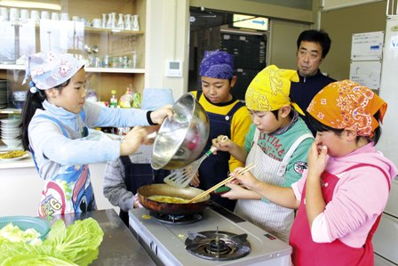 自分たちで栽培した野菜を楽しく調理