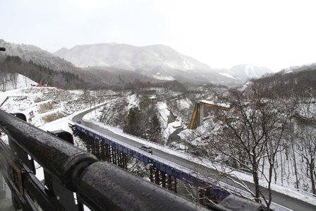 新橋から仮橋（中央付近）、落下した橋（右奥）を望む