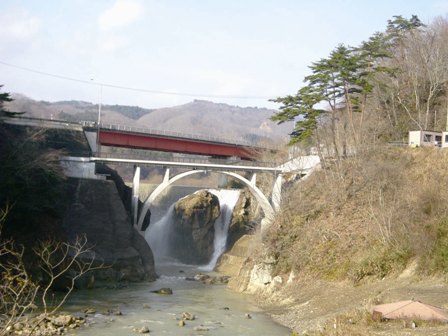 新しく架け替えられた昇仙橋（手前のアーチ型の橋）