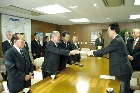 両市町長が知事に合併申請書を提出