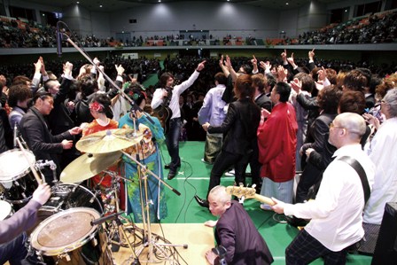 松本哲也さん（中央）とステージに集まり歌う新成人