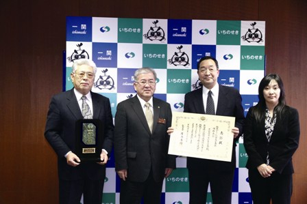 千田実行委員長（右から2番目）らが受賞を報告