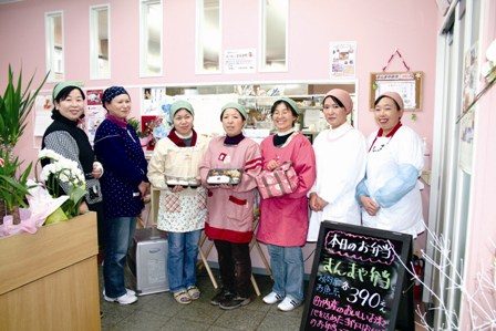 毎回新鮮な野菜などが並ぶ七日市で品定めをする買い物客