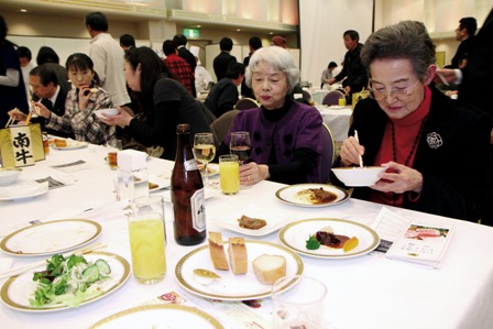 取り分けられた料理を、自席でゆっくりと味わう来場者