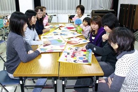 完成した紙芝居を確認し、これからの活動を話し合う会員たち