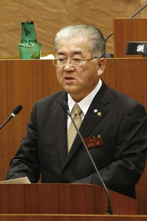 施政方針を述べる勝部市長