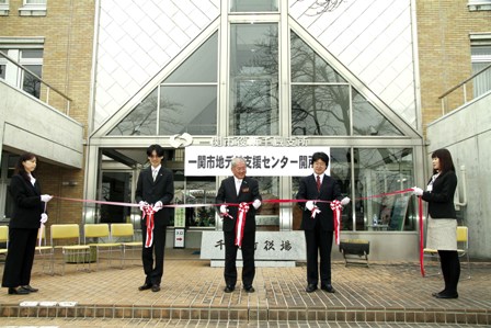 関係者がテープカット