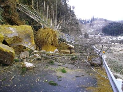 土砂崩れや落石により通行止めとなった市道岩ケ崎川台線