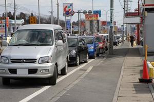 市内のガソリンスタンドはどこも大渋滞。