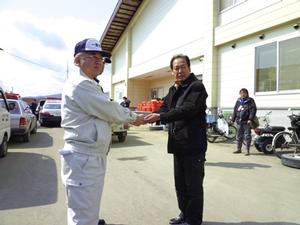 平泉町長とともに陸前高田市に車両を届けた勝部市長