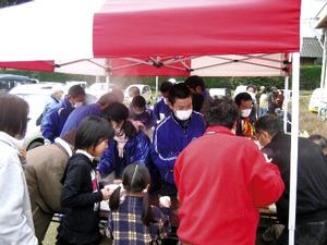 豚汁とおにぎりの炊き出しを行う大東高校の生徒