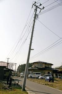 余震により大きく傾いた電柱（赤荻地区）