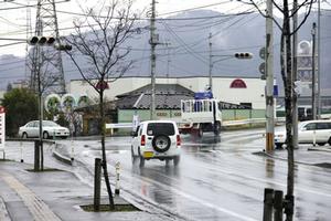 停電のため信号も消えた交差点（東山町長坂地区）