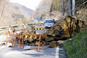 巨大な落石が道路の半分をふさいだ県道薄衣舞川線