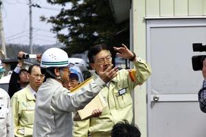 住宅被害が多数報告された赤荻地区を達増知事も視察。市では、復旧・復興のため県の支援を要請しました