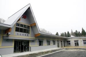 温泉交流館外観。入ってすぐ展示・産直スペースがあり、オープンと同時に岩手宮城内陸地震の復興のパネル展示を行う予定