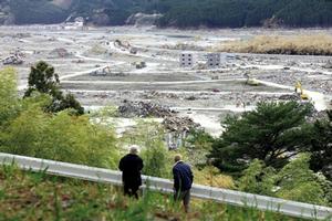 がれきの撤去を見守る住民