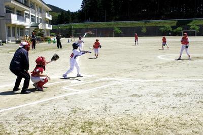 一丸となり白球を追いかける選手ら