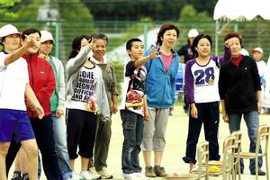 室根西小児童や父母らと一緒に協議を楽しむ小泉地区の人たち