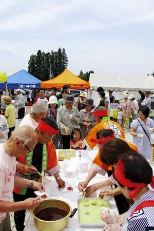 厳餅隊の皆さんによる餅振る舞い