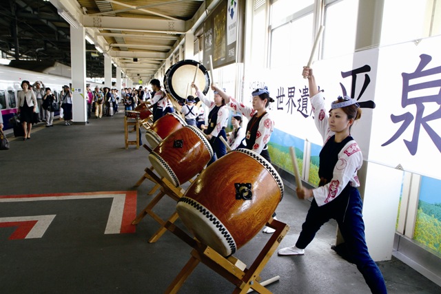 「時の太鼓」で出迎えた新幹線ホーム