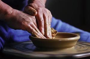 祭りの創始者藤沢焼窯元本間伸一さんの作品づくり。藤沢焼は地域のブランドでもある