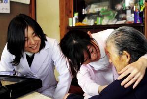 交通の便に恵まれない中山間地の住民ニーズに応えるメニューの一つが「出前医療」と呼ばれる医師の訪問診療。医師と看護師が町内外の在宅医療を支えている