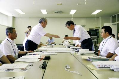 勝部市長（左）から田村県南広域振興局長へ要望書を手渡し