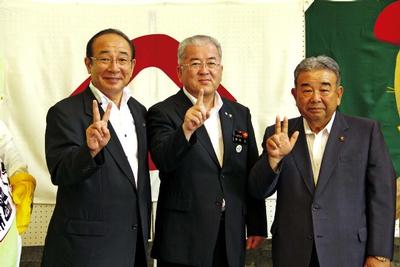 指で市名を示す勝部市長（中）と小保内二戸市長（左）、種市三沢市長（右）