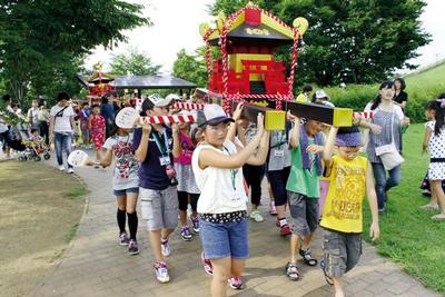 吉川市児童と交流を深めた子供みこし