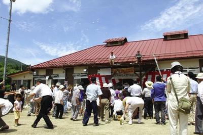 地域の人たちが開業を餅まきで祝いました