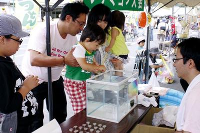 ずらりと並んだ出店で買い物やイベントを楽しみました