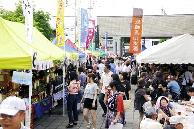 全国の地ビールがずらりと並び、大勢の人たちでにぎわいました