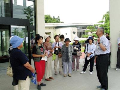 施設の説明を受ける参加者（撮影：黒沢星さん）