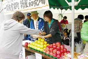 室根産の物産販売で交流を深める会員ら