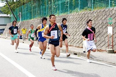 旧津谷川小前を勢いよくスタートする選手ら