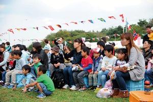 多くの親子連れらがステージにくぎ付け