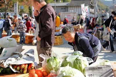 東山・松川で「どんこ市」