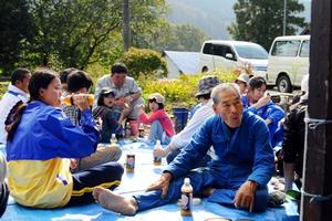 みんなで食べる昼食は格別。会話も弾み、親交は深まる