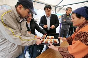 つきたての餅は、あんこ餅と納豆餅にして振る舞われた