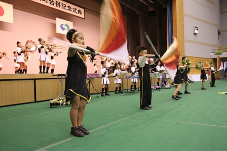 息の合った演奏・演技を披露　した藤小マーチングバンド